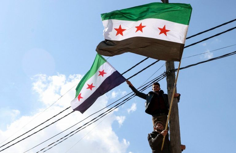 Vor elf Jahren begann der Aufstand gegen das syrische Regime. Demonstranten machten am Mittwoch in Idlib darauf aufmerksam. AFP