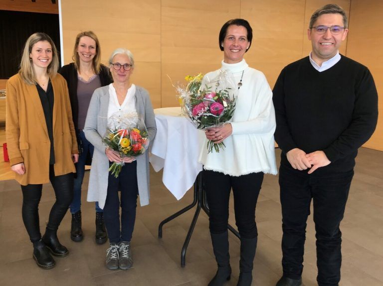 VS-Lehrerin Theresa Wetz, Edith Pfeifer (Religionslehrerin 3./4. Stufe), Direktorin a.D. Beate Imhäuser mit Nachfolgerin Sandra Kassar und Pfarrer Marius Dumea. <span class="copyright">mst/2</span>