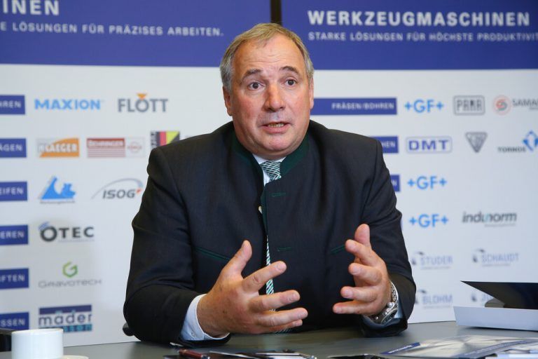 Werkzeughändler Reinhard Metzler schaut mit Sorge in die nahe Zukunft. VN