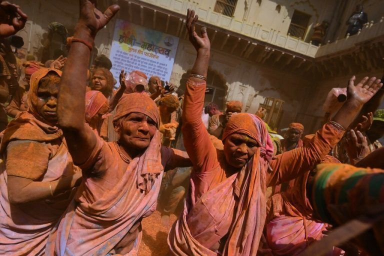 Witwen nehmen an Feierlichkeiten zum hinduistischen Frühlingsfest in einem Tempel in Vrindavan, Indien, teil. AFP