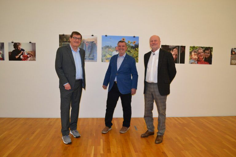 Wolfgang Maurer (Obmann allerArt), Fotograf Hazir Reka und Kurator Manfred Egender bei der Vernissage in der Galerie allerArt in Bludenz.bi