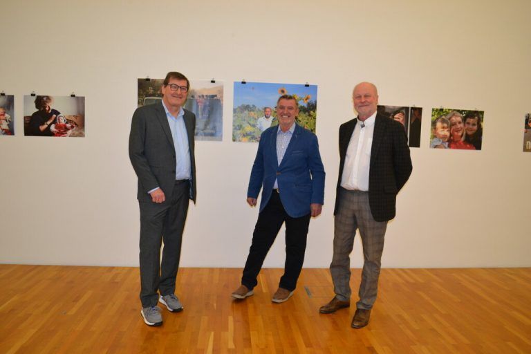 Wolfgang Maurer (Obmann allerArt), Fotograf Hazir Reka und Kurator Manfred Egender. BI