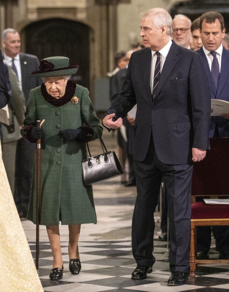 Zum Gottesdienst ging Elizabeth II. mit Prinz Andrew. L.: Prinz William kam mit Kate und den Kindern. R.: Königliche Fans versammelten sich vor der Westminster Abbey. ap