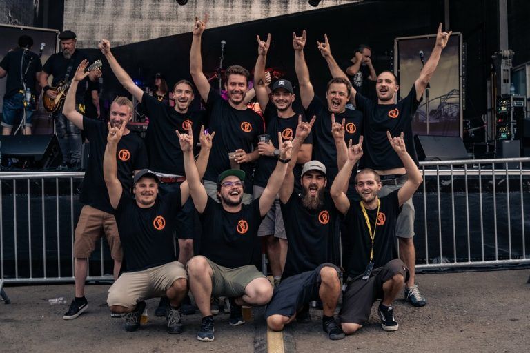 Zusammen auf dem „Rock im Barx“. Hinten v. l.: Nico Altenried, David Höcher, Aaron Öhre, Guido Hammerer, Ralph Walter, Georg Fritz. Vorne v. l.: Daniel Metzler, Lukas Schneider, Simon Burtscher, Rainer Fischer.Däsch Club