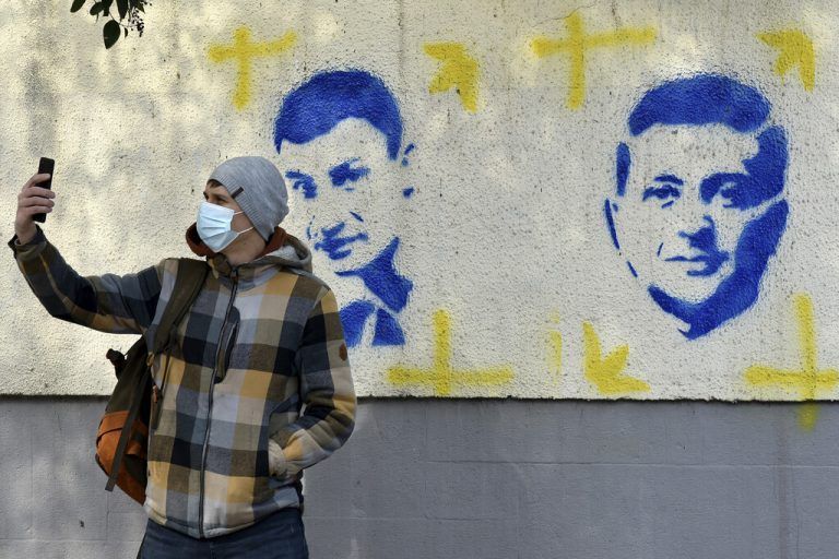 Zuspruch für Ukraine: Ein Passant knipst ein Selfie mit Graffitis von Vitali Klitschko und Wolodymyr Selenskyj in Podgorica, Montenegro. AP