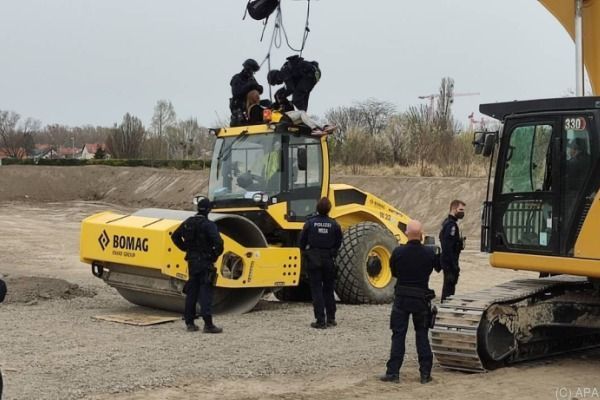 Keine Ermittlungen um von Bagger gezogenem Lobau-Aktivisten