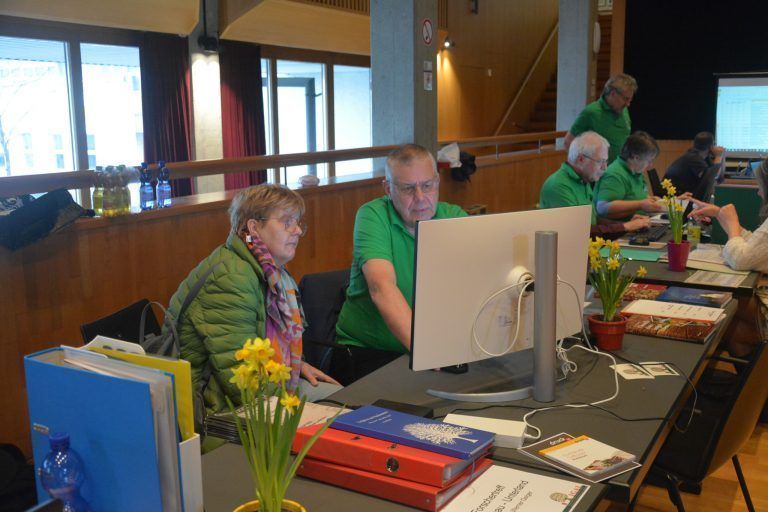 Bei Fragen halfen die Experten an den Standtischen weiter. Sie gaben den Besuchern wertvolle Tipps bei der Recherche.