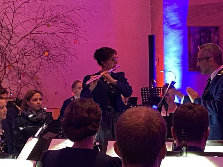 Die Solistin Claudia Amann bezauberte das Publikum mit den wundervollen Klängen ihrer Querflöte.