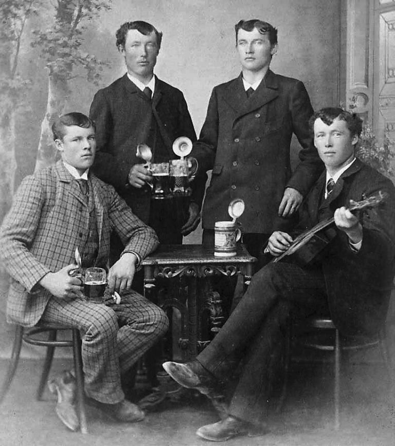 1895 trafen sich die vier Winkler-Brüder aus Thüringen zu einem gemeinsamen Fototermin in Zürich. Der einäugige Kaspar ist der Zweite von rechts.