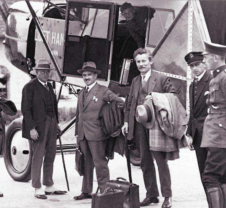 1926 reiste Kaspar Winkler (Bildmitte) bereits per Flugzeug zu Verhandlungen nach London. Im Jahr darauf wurde hier eine Sika-Niederlassung gegründet.