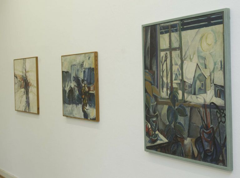 2013 hat die Stadt Bregenz dem Künstler die Sommerausstellung ausgerichtet. Rechts ist sein Werk „Blick aus dem Atelier“. VN/Berchtold
