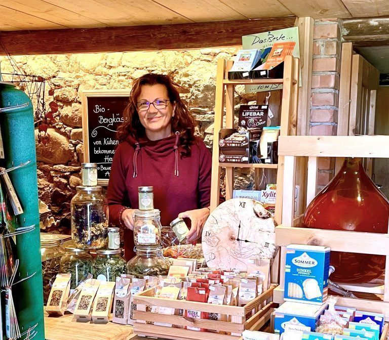 Im Hofladen gibt es die veredelte Ernte der Kräuterpädagogin: Marmeladen, Sirupe, Essig sowie Tees, Kräutersalze, Biocremes aus Blüten u. v. m. Verena Daum
