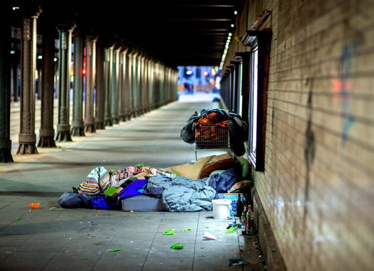 Gemäß aktuellen Zahlen sind in Österreich über 20.000 Menschen obdachlos, Amnesty International sieht darin menschenrechtliche Verfehlungen.Dpa