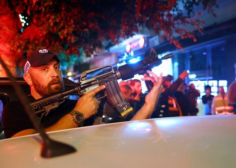 Sicherheitskräfte eilten in die Dizengoff-Straße. AFP
