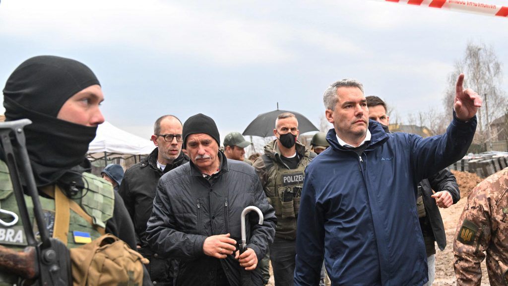 &#8220;Pro bono&#8221;: Nehammers spannende Reisebegleitung nach Russland