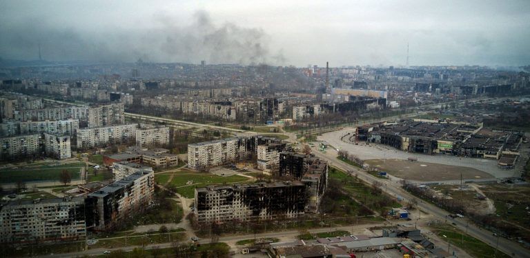Die seit Wochen umkämpfte ukrainische Stadt Mariupol ist in der Nacht auf Mittwoch erneut Ziel russischer Luftangriffe gewesen.  <span class="copyright">Andrey BORODULIN / AFP</span>