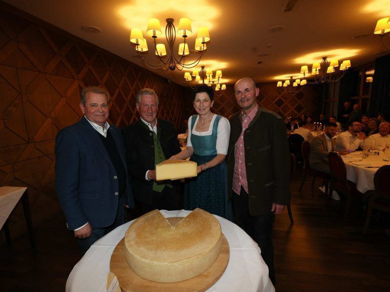 Christian Greber, Alpwirtschaftsvereinsobmann Erich Schwärzler, Andrea Schwarzmann und Käse-Caspar Greber. AME