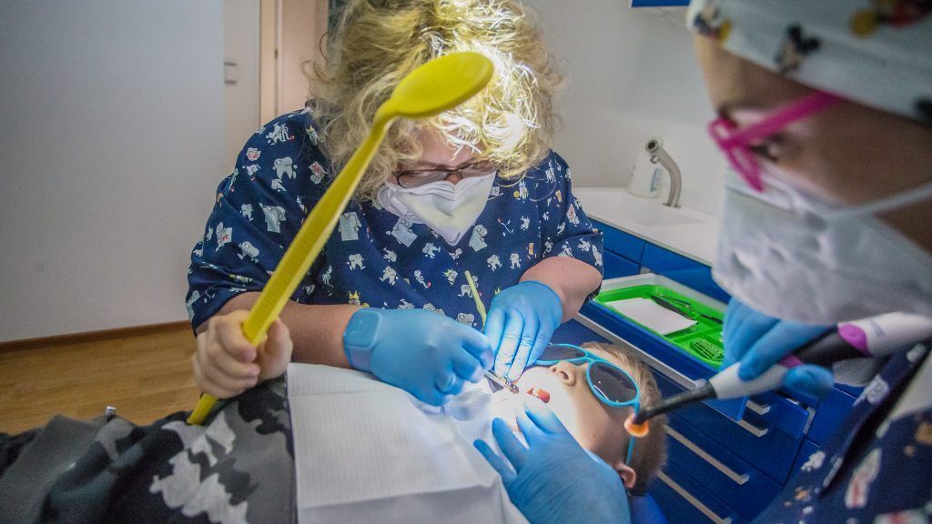 Wenn Zähne einfach brechen. Wie Kinder darunter leiden