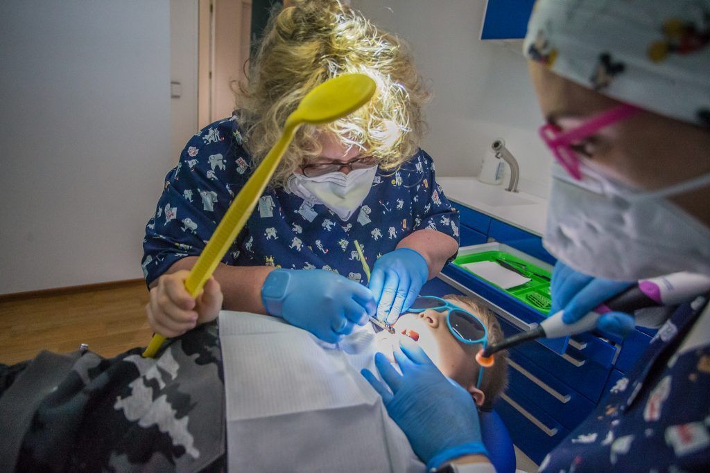 Zerbrechende Zähne und leidende Kinder