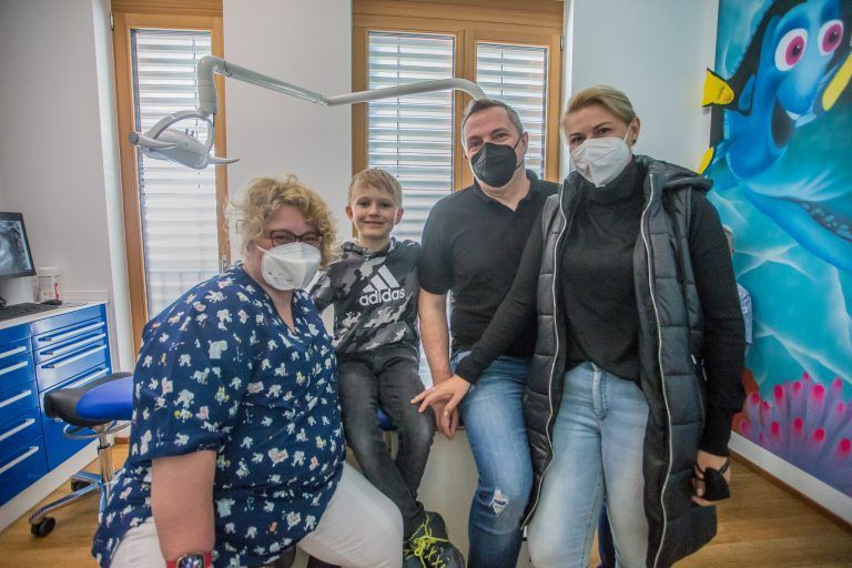 Ein starkes Team als Unterstützung für den achtjährigen Buben: Zahnärztin Dr. Veronika Vilimek, Karsten Moses und Mama Kirsi Haavisto. <span class="copyright">VN/Steurer</span>
