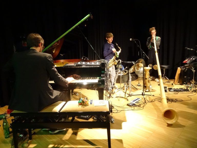 Ein kreatives Trio: David Helbock, Andreas Broger und Johannes Bär in der Dorfmitte.
