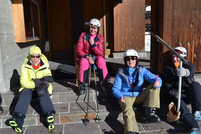 Kristl Moosbrugger ist nach wie vor aktive Skifahrerin. Heuer nahm sie auch am „Weißen Ring – das Rennen“ teil (auf dem Foto: Marlene Rockenschaub, Kristl Moosbrugger und Döri Rieff).