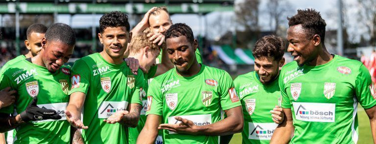 Bryan Teixeira (Mitte) jubelt mit seinen Kollegen über das 2:0 für die Austria beim 3:1-Sieg über Steyr.gepa