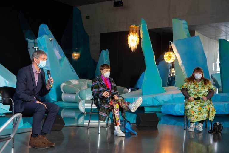 Ashley Hans Scheirl und Jakob Lena Knebl mit Direktor Thomas D. Trummer im Dezember 2020 im Kunsthaus Bregenz. <span class="copyright">VN</span>