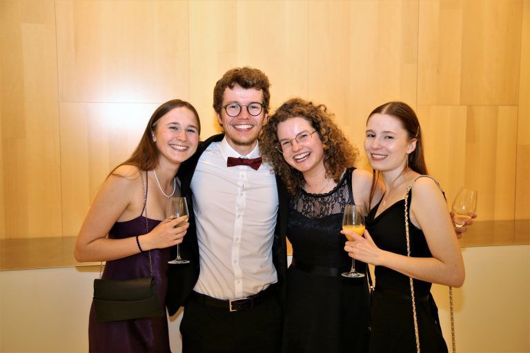 Lea, Thomas, Andrea und Anica genossen den Ballabend.