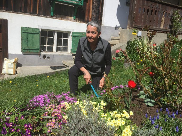 Kornelia kann sich bei der Gartenarbeit entspannen und von ihrem anstrengenden Beruf erholen. Kuster