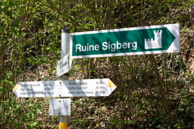 Durch die gute Beschilderung ist der Weg zur Ruine leicht zu finden.