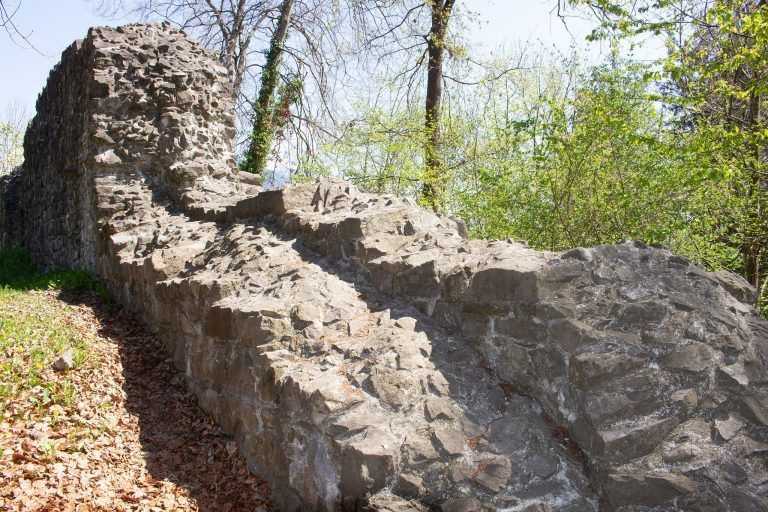 Eindeutig ersichtlich: Die Ringmauer wurde im zweiten Bauabschnitt auf das Doppelte verstärkt sowie erhöht.
