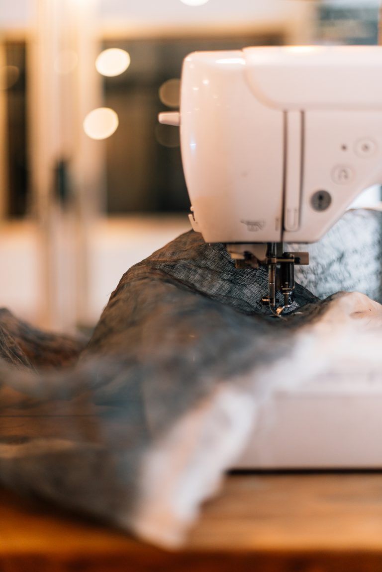 Bohrt Löcher, macht Krach und nebenbei auch noch Kunst: die Nähmaschine.