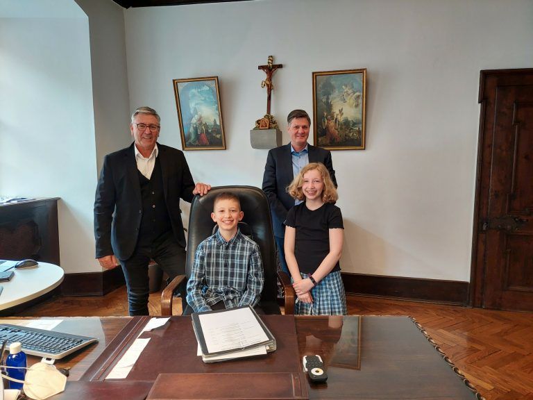 Die kleinen und großen Bürgermeister und Vizebürgermeister der Stadt Feldkirch.