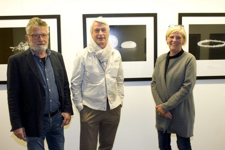 Künstler Marco Spitzar (Mi.) mit Franz und Andrea Romagna-Miessgang luden in die Galerie.Z. Franc