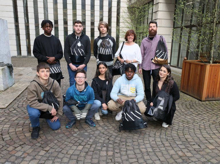 Die B-Klasse des „PtS Lauterach Schule und Fabrik“ mit den Lehrkräften. ame