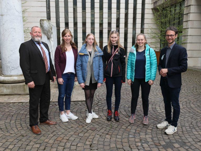 Dominik Tschol (ÖAMTC), Verena Jochum (Sicheres Vorarlberg), Lisa Goloubenko, Mia Mathis und Katja Jopp und LR Daniel Zadra.