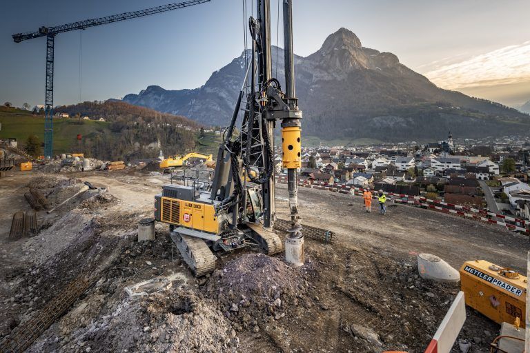 Die Baumaschinen (Liebherr LB 30) aus Nenzing sind innovativ und leistungsfähig. Fa