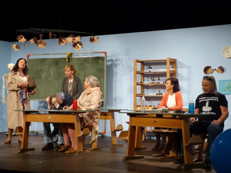 Die Lehrerin Frau Müller in Diskussionen.  <span class="copyright">M. Scherrer</span>