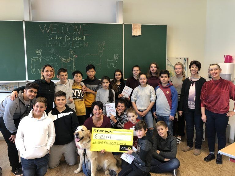 Den Erlös ihrer Weihnachtsaktion 2018 übergab die 3a-Klasse der MS Kirchdorf (Lustenau) der Obfrau von „Geben für Leben“, Susanne Marosch. GFL