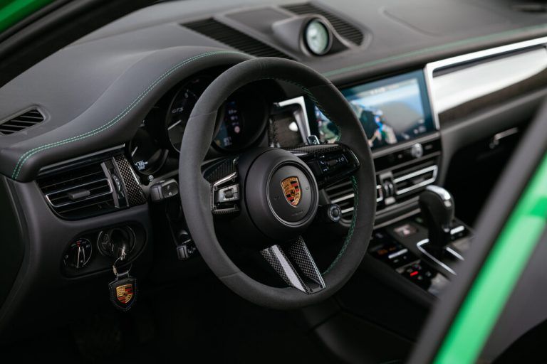 Alle Porsche-Zutaten an Bord – inklusive unverzichtbarem Chronograph und linksseitiger Starttaste.