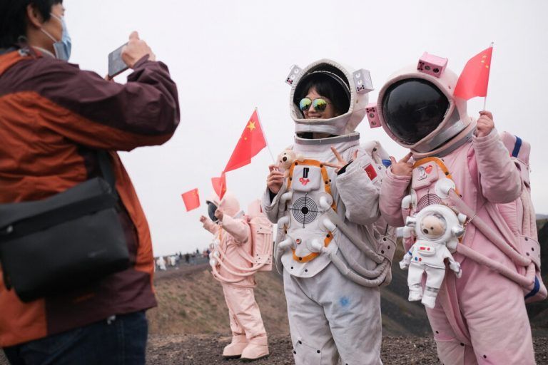 Als Astronauten verkleidete Menschen posieren beim Besuch der Vulkangruppe Ulan Hada in der Inneren Mongolei für ein Foto. reuters