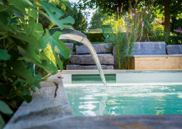Als perfekte Einheit aus Pool und Whirlpool lassen sich Minipools mit (ent-)spannenden Extras wie einer Gegenstromanlage, Massagedüsen, Beleuchtung oder einer Schwalldusche ausstatten. epr/Balena GmbH – TeichMeister Partnerverbund