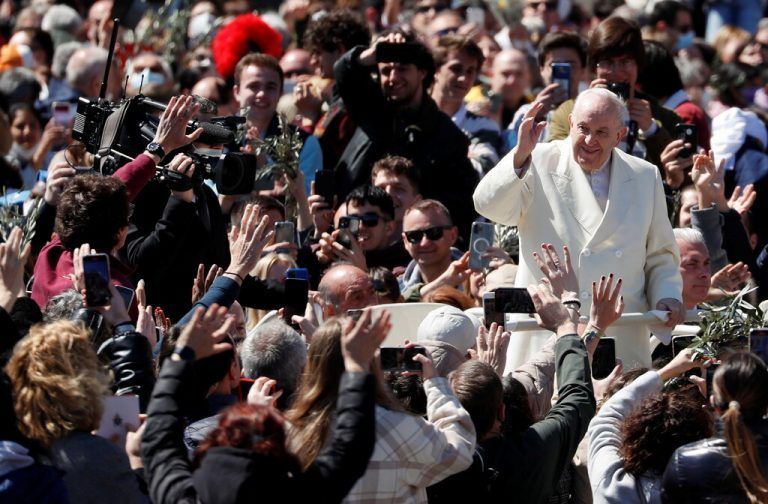 Am Ende der Palmsonntagsmesse bestieg der Papst das Papamobile, um den Petersplatzes zu umrunden und die Tausenden Pilger aus der Nähe zu begrüßen. Reuters