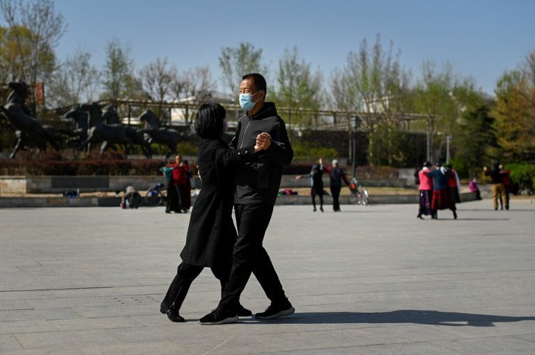 Am Weltgesundheitstag tanzen Pärchen auf einem Platz in der chinesischen Hauptstadt Peking. AFP
