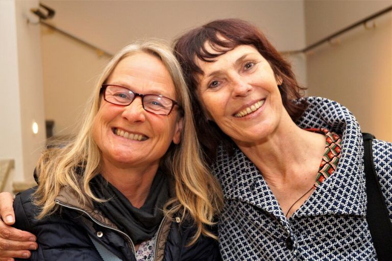 Anja Nebel und Cosima Kehle genossen die Lesung.