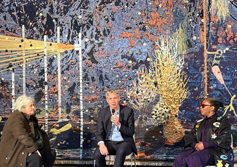 Anna Boghiguian und Otobong Nkanga  mit Direktor Trummer vor der Tapisserie von Nkanga.