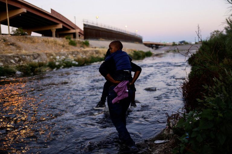 Asylsuchende Menschen überqueren den Rio Grande, um von Mexiko aus in den US-Bundesstaat Texas zu gelangen. reuters
