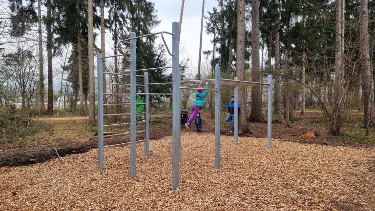 Auch die kleinen Sportler toben sich an der neuen Anlage aus.TAY
