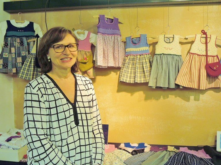 Auch Doris Hagen ist mit ihren Handarbeiten auf dem Frühlingsmarkt vertreten. cth
